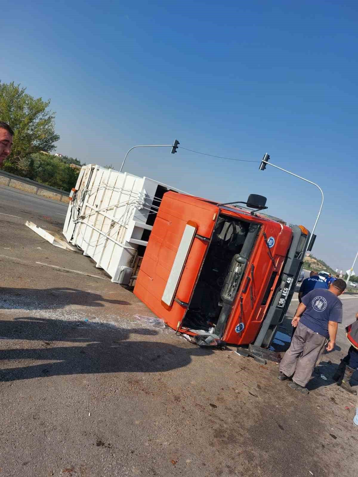 Ankara’da çöp kamyonu ile hafriyat kamyonu çarpıştı: 2 yaralı