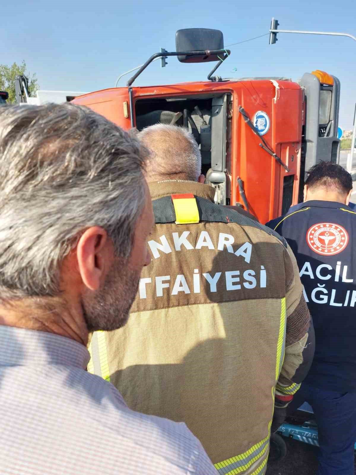 Ankara’da çöp kamyonu ile hafriyat kamyonu çarpıştı: 2 yaralı