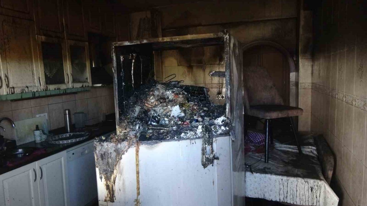 Mutfaktaki buzdolabı binada yangın çıkardı