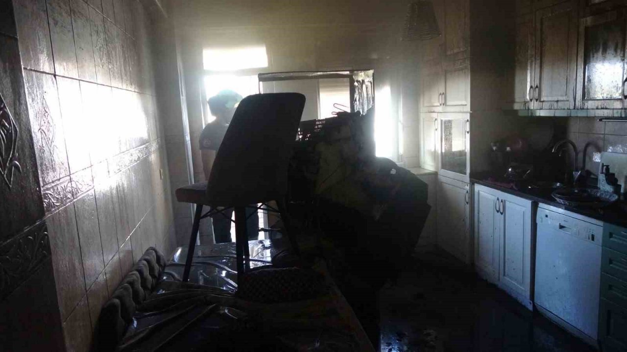 Mutfaktaki buzdolabı binada yangın çıkardı