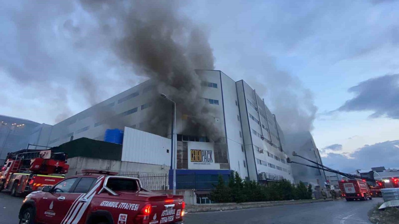 Arnavutköy Akpınar Sanayi Bölgesi’nde 4 katlı cam üretim fabrikasında yangın