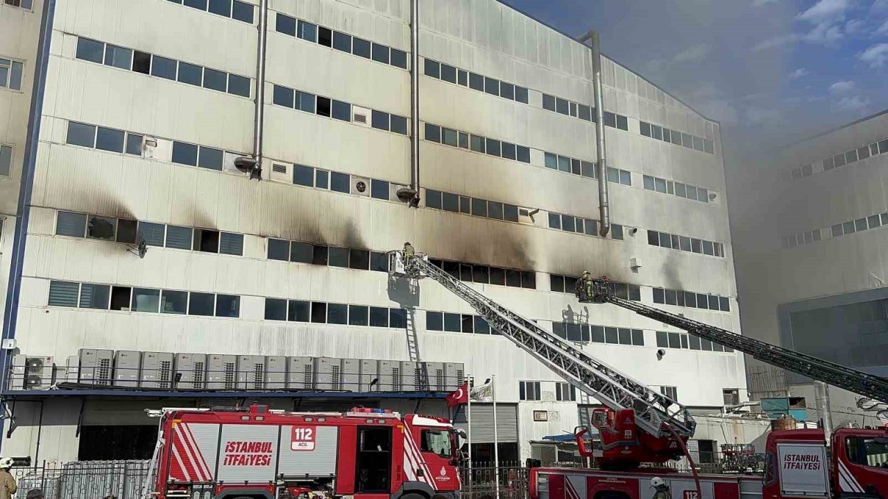 Arnavutköy’de cam üretim fabrikasındaki yangın havadan görüntülendi