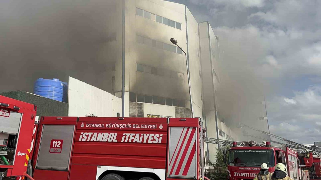 Arnavutköy’de cam üretim fabrikasındaki yangın havadan görüntülendi
