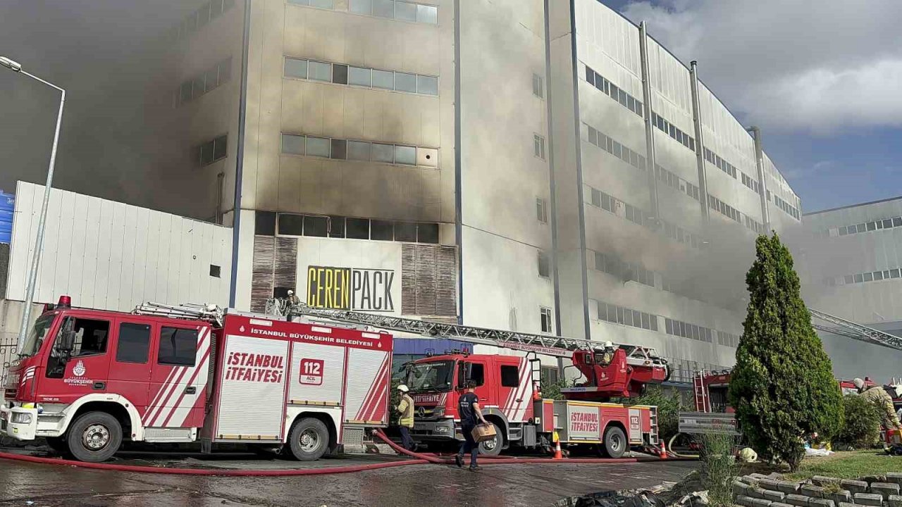 Arnavutköy’de cam üretim fabrikasındaki yangın havadan görüntülendi
