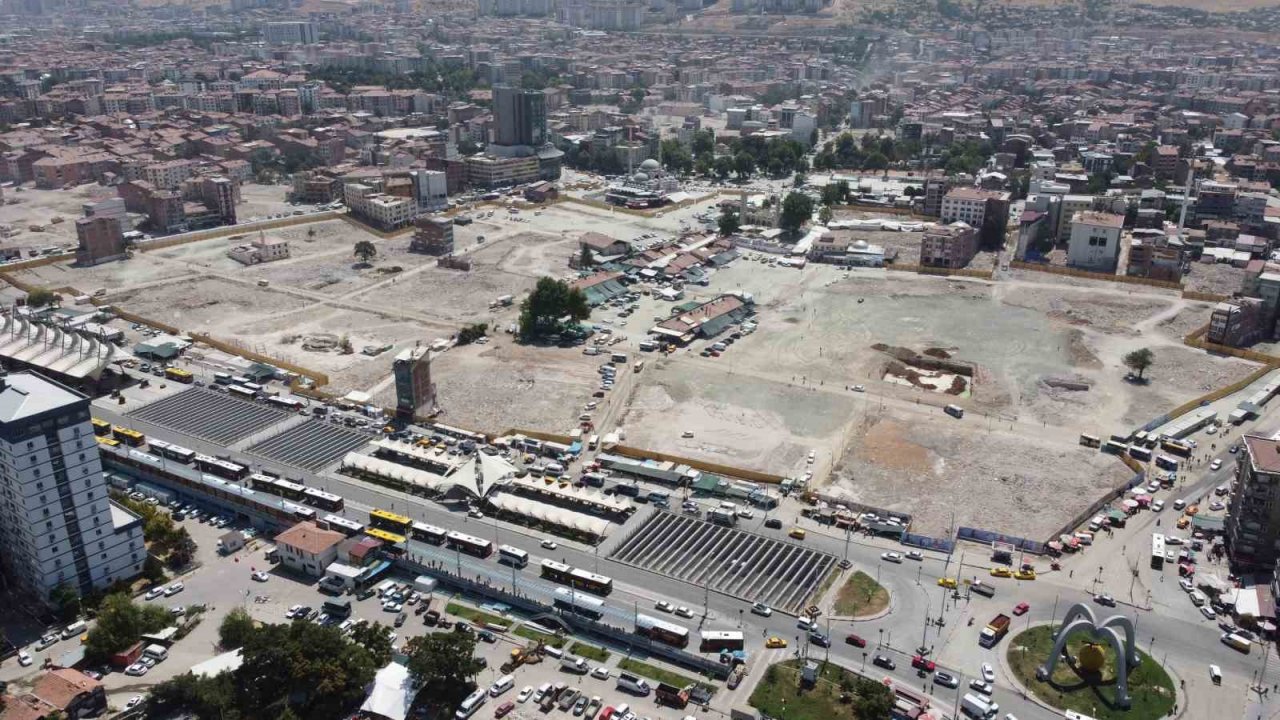 Malatya’da enkazlar kaldırıldıkça binaların yerini boş araziler aldı