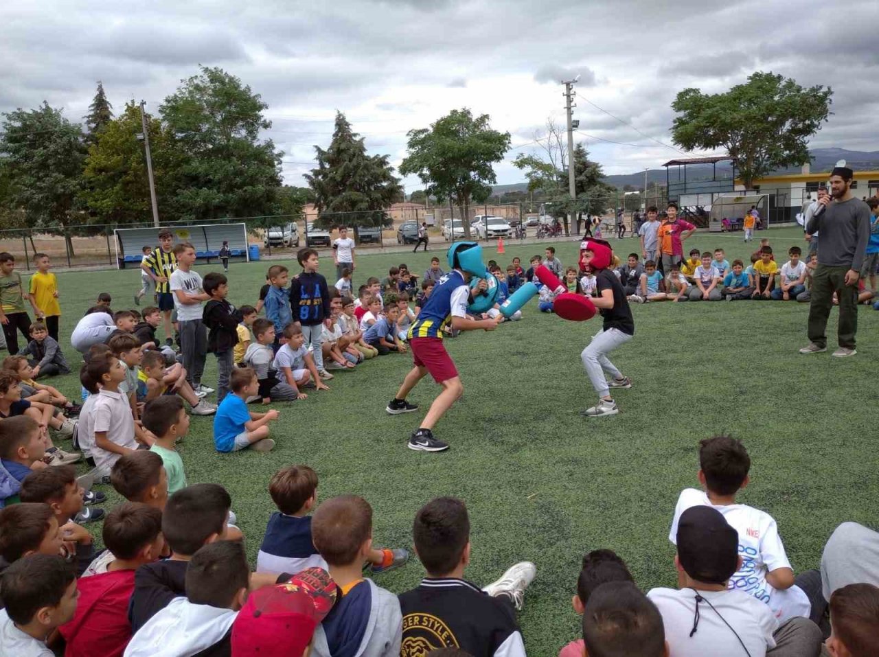 Balıkesirli gençler hem din eğitimi alıyor, hem spor yapıyor