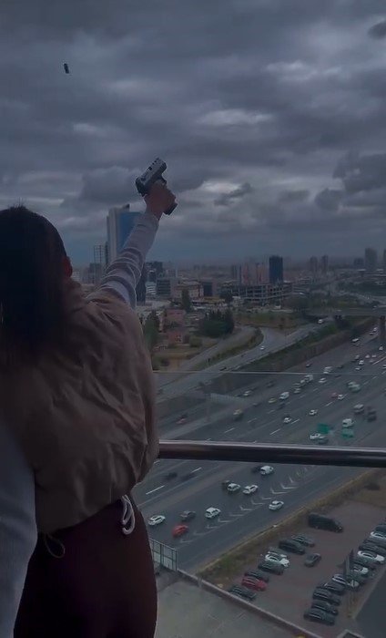 Batışehir’de silahla havaya ateş açan kadın maganda kamerada