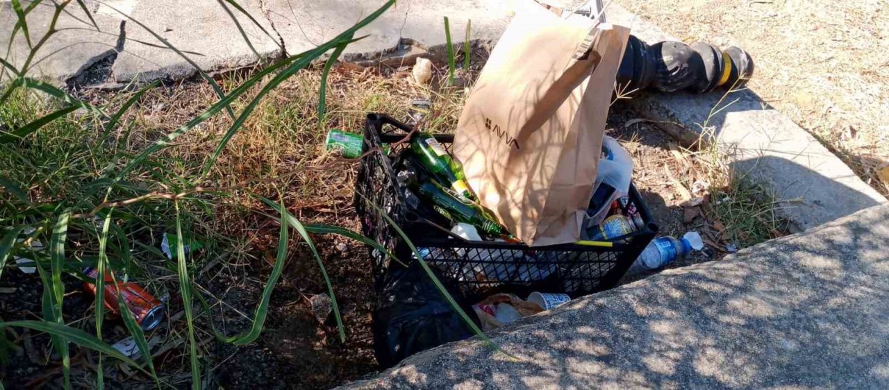 Boş konteynerlerin çevresi çöplüğe döndü