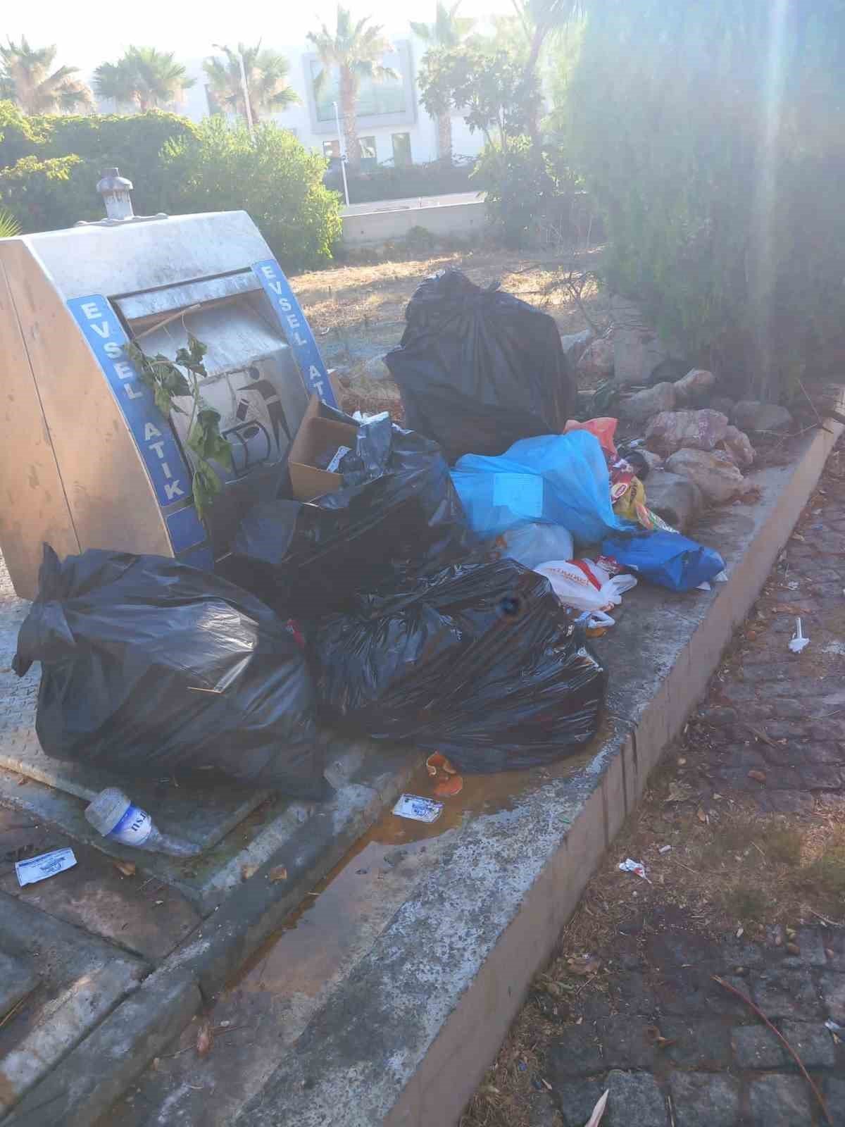 Boş konteynerlerin çevresi çöplüğe döndü