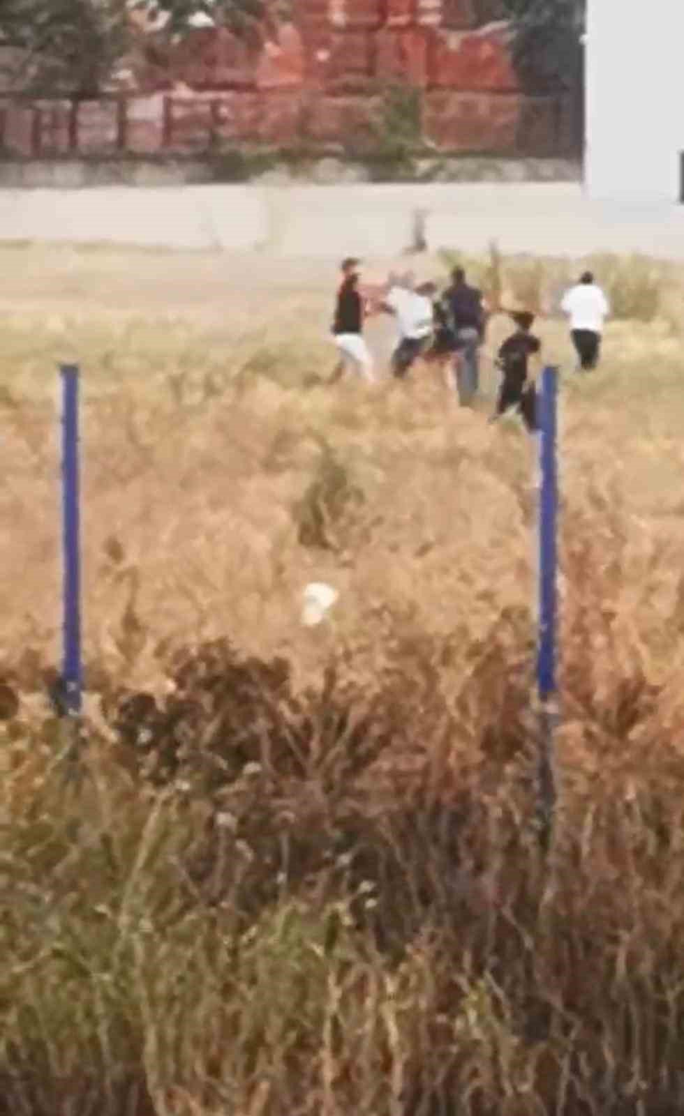 Tekme ve yumrukların havada uçuştuğu kavga kamerada