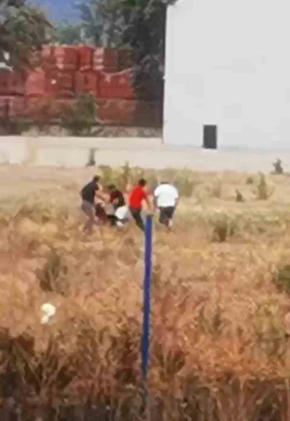 Tekme ve yumrukların havada uçuştuğu kavga kamerada