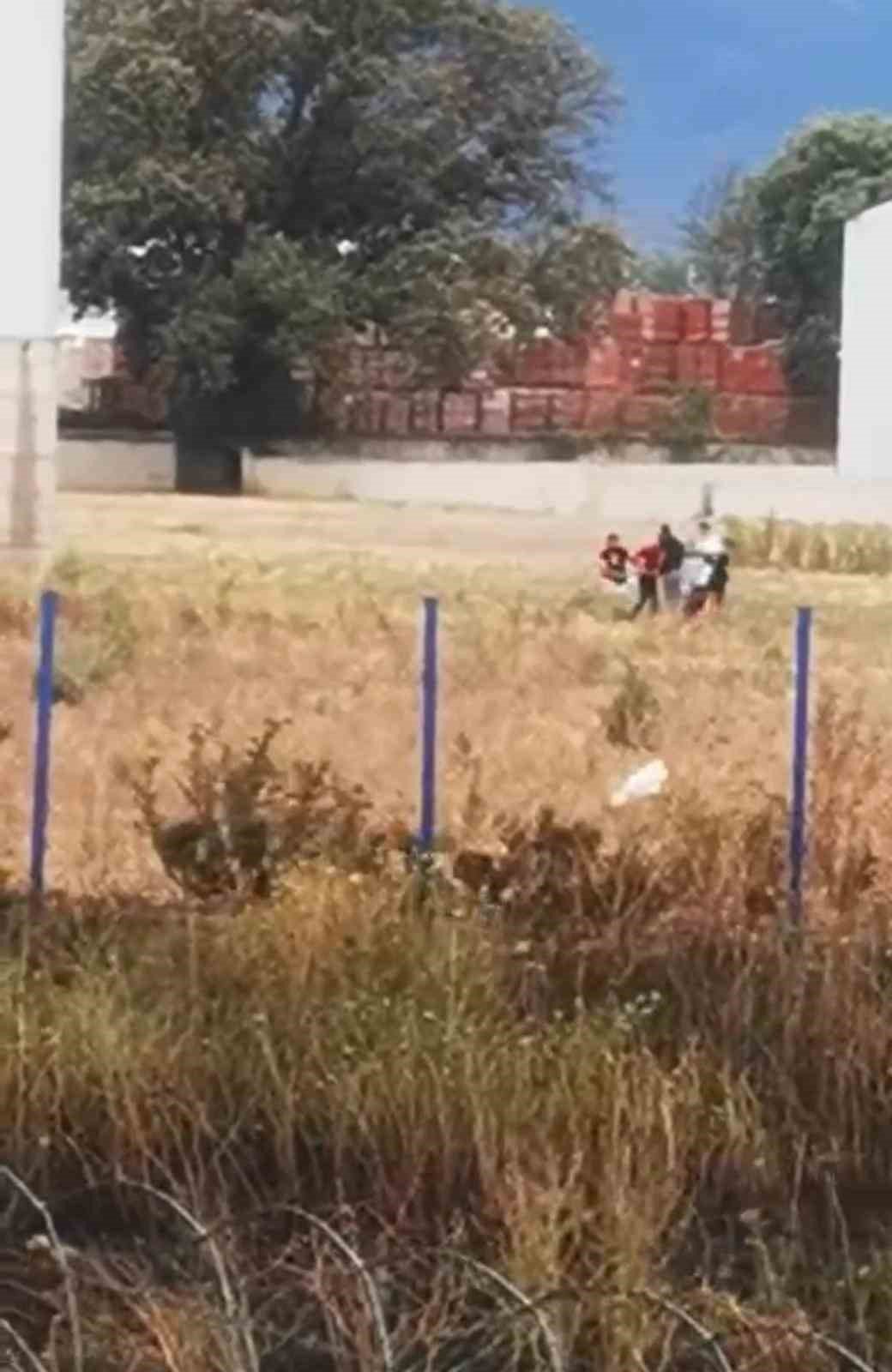 Tekme ve yumrukların havada uçuştuğu kavga kamerada