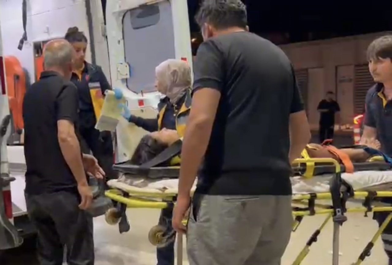 Tırın çarptığı otomobil kanala devrildi: 4 yaralı