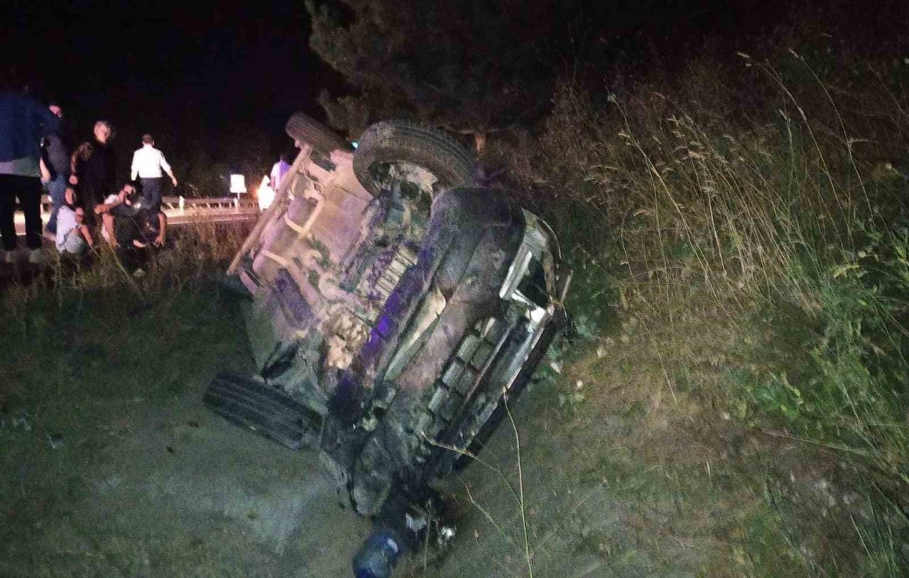 Tırın çarptığı otomobil kanala devrildi: 4 yaralı
