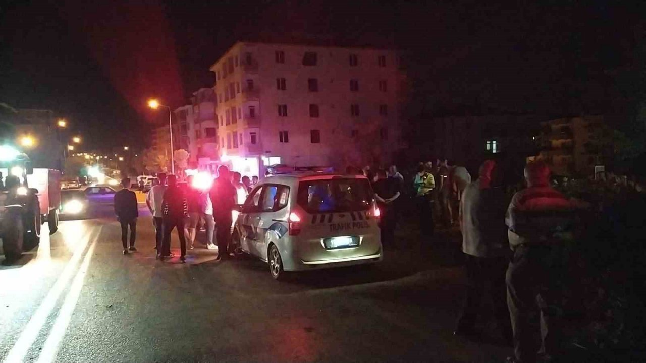 Otomobil ile çarpışan çekici ortalığı savaş alanına çevirdi: 1 yaralı