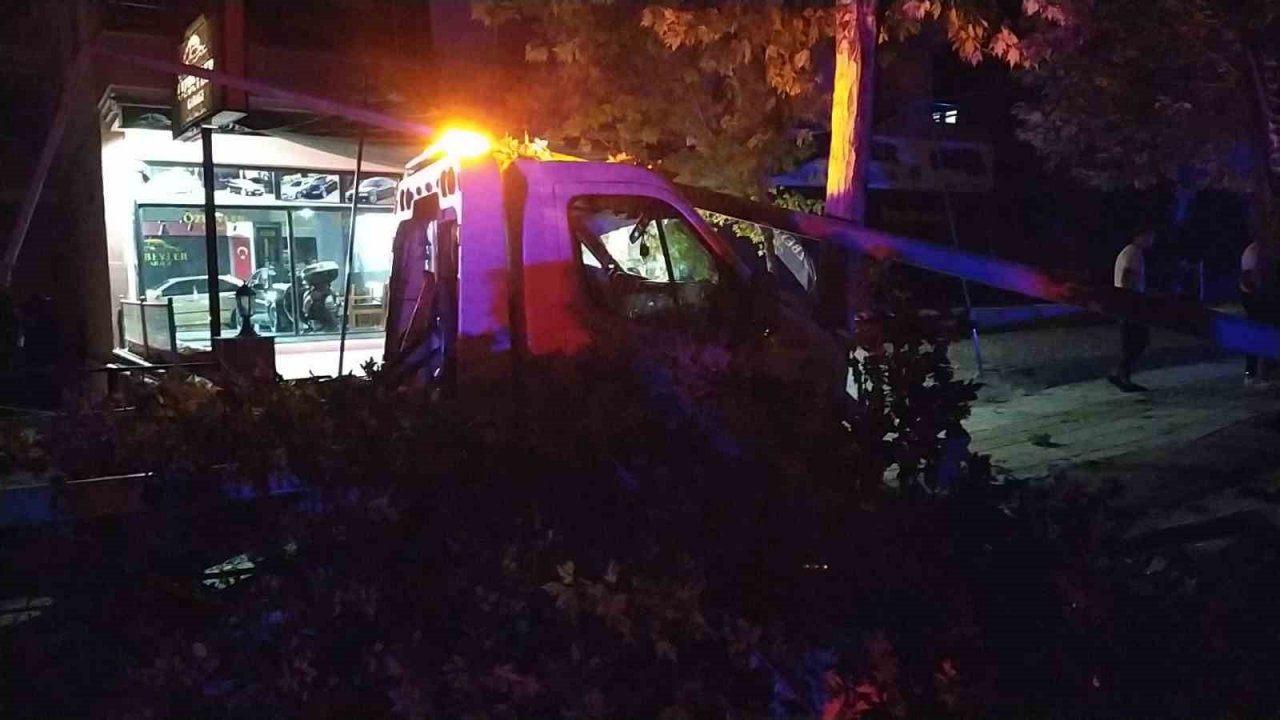 Otomobil ile çarpışan çekici ortalığı savaş alanına çevirdi: 1 yaralı