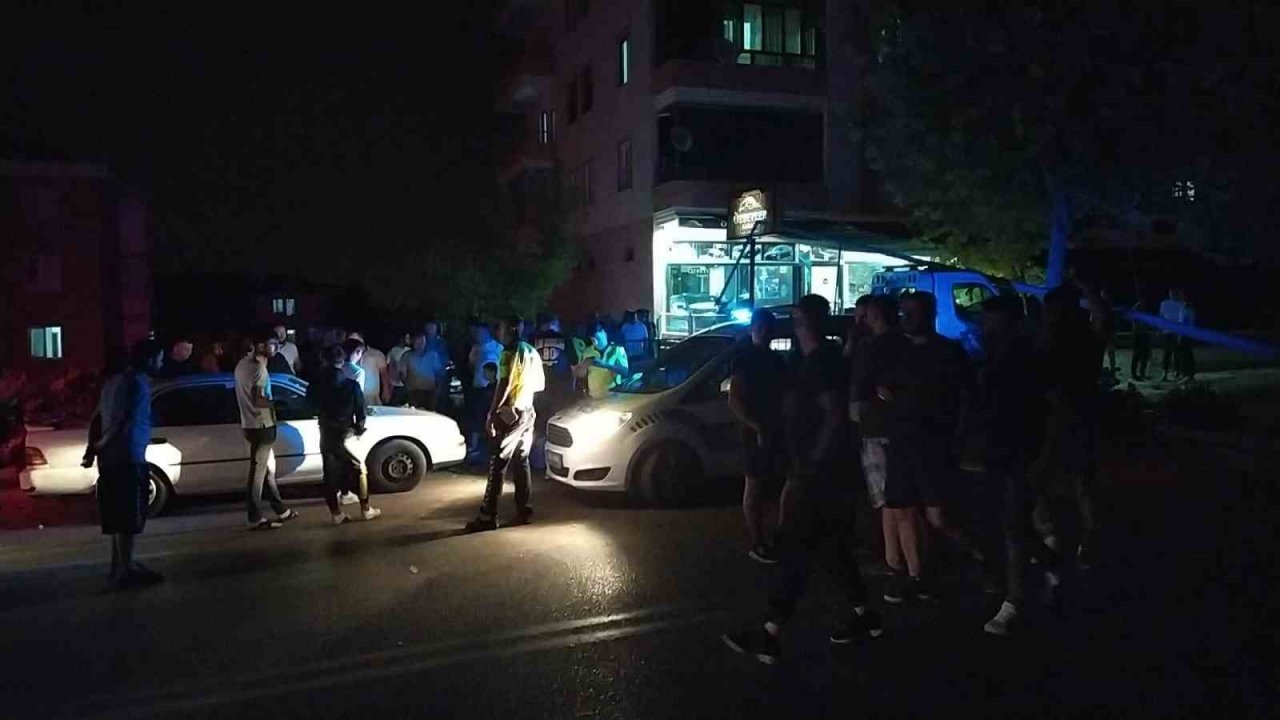 Otomobil ile çarpışan çekici ortalığı savaş alanına çevirdi: 1 yaralı