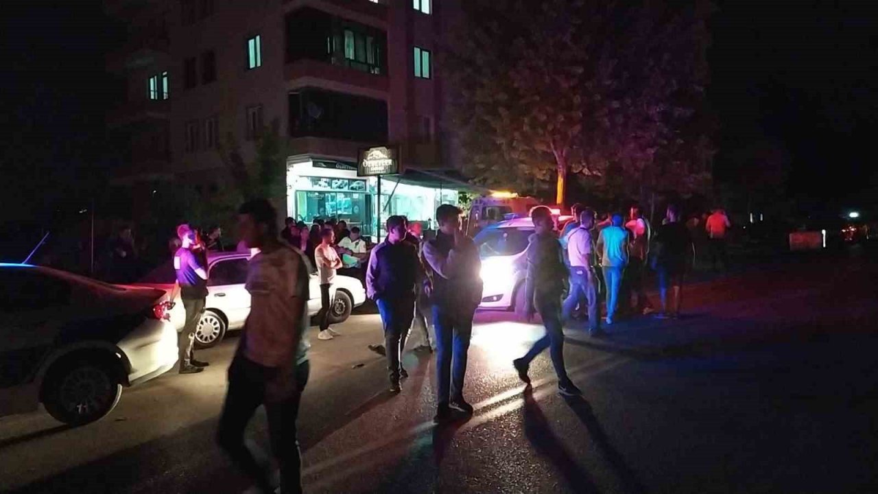 Otomobil ile çarpışan çekici ortalığı savaş alanına çevirdi: 1 yaralı