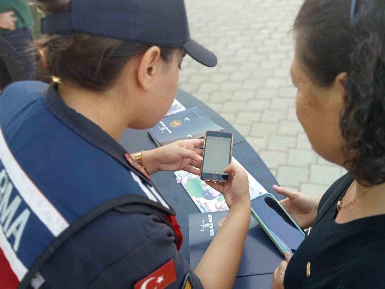 Jandarmadan ’kadına şiddet’ bilgilendirmesi