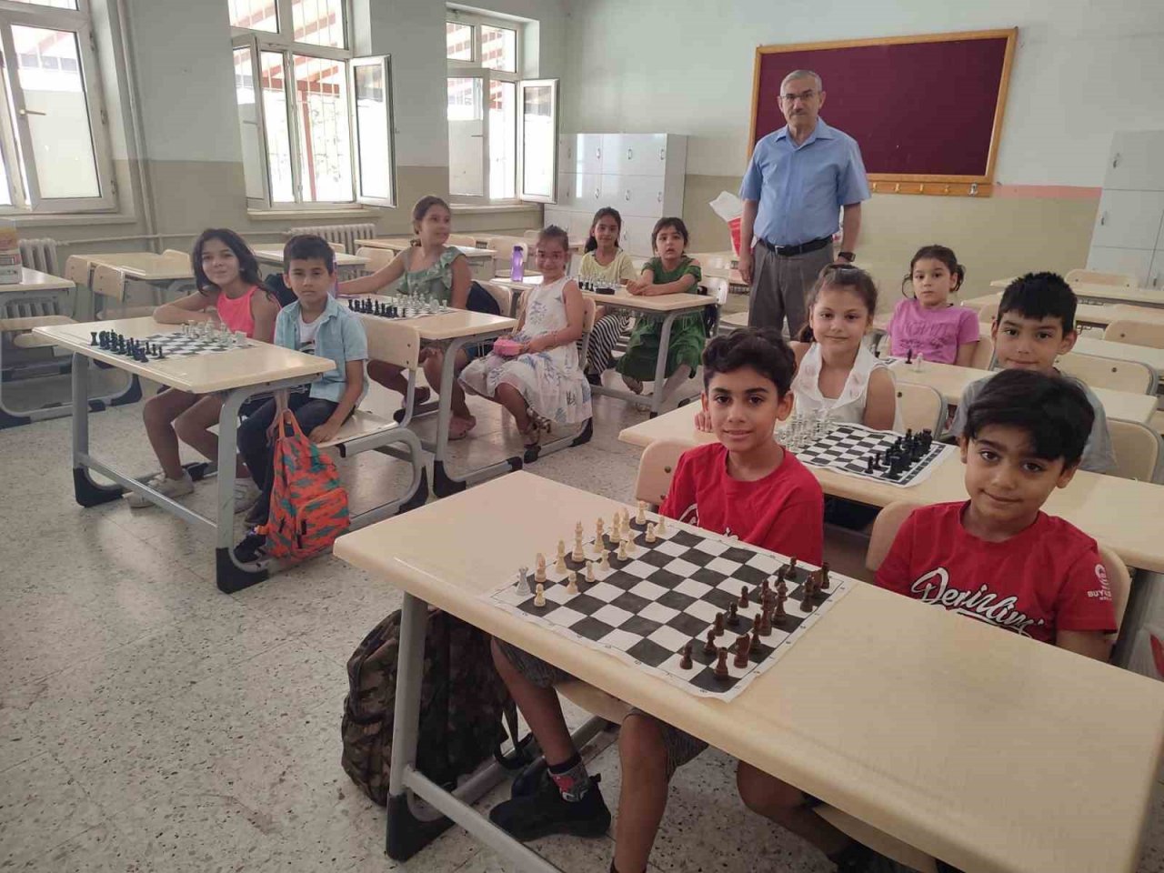 Yaz tatilini satranç öğrenerek geçirdiler