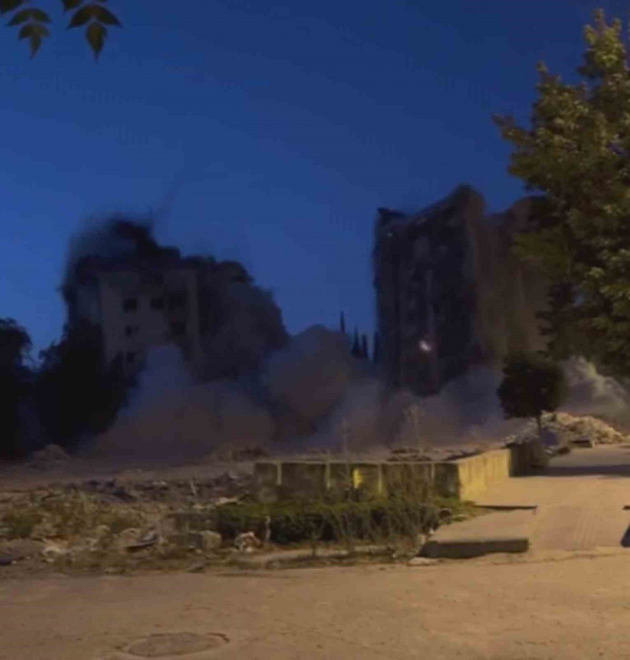 Dinamitle patlatılan 13 katlı binalar yerle bir oldu