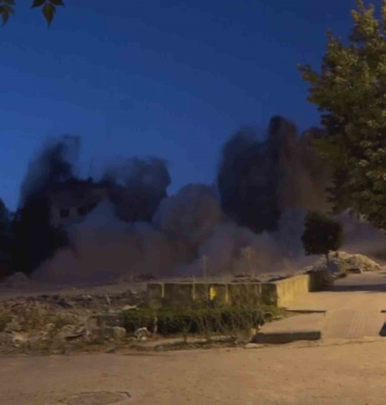 Dinamitle patlatılan 13 katlı binalar yerle bir oldu