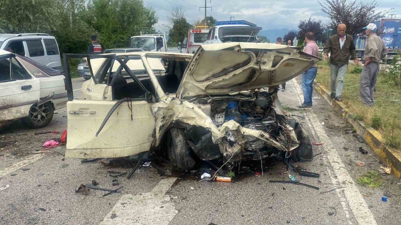 Refüjü aştı karşıdan gelen araçla kafa kafaya çarpıştı