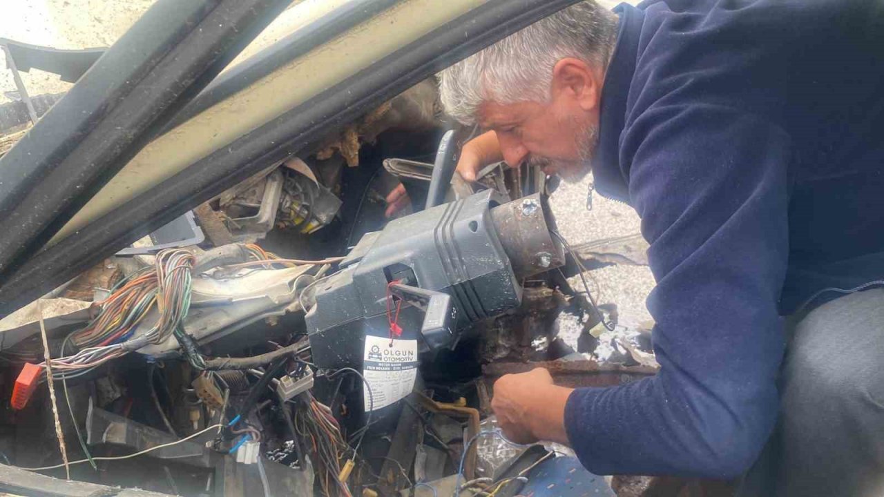 Refüjü aştı karşıdan gelen araçla kafa kafaya çarpıştı