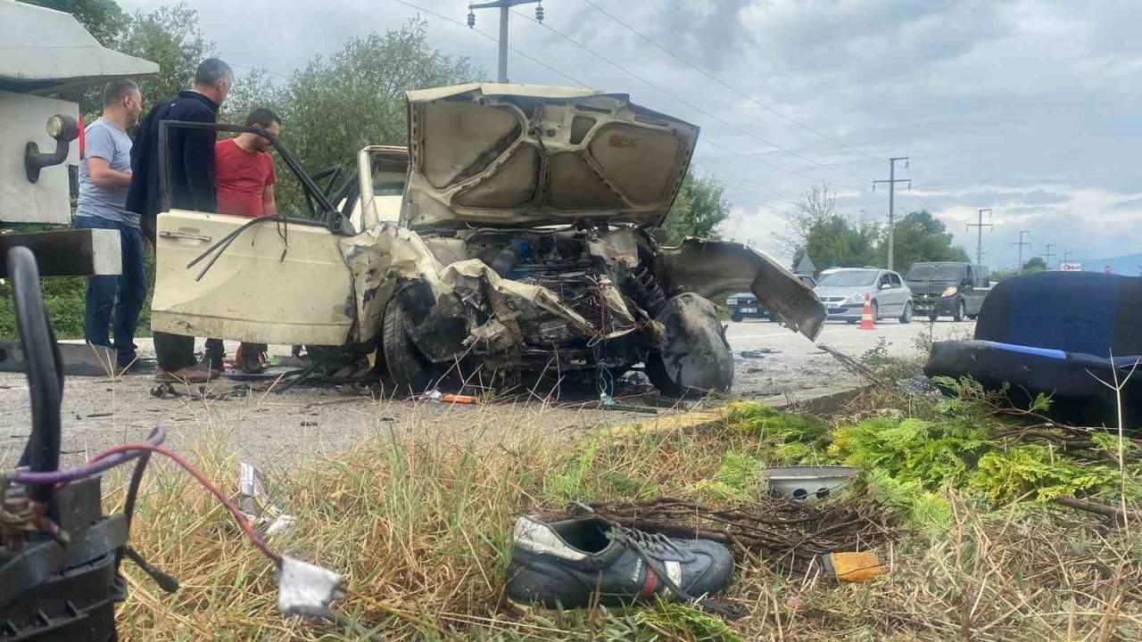 Refüjü aştı karşıdan gelen araçla kafa kafaya çarpıştı