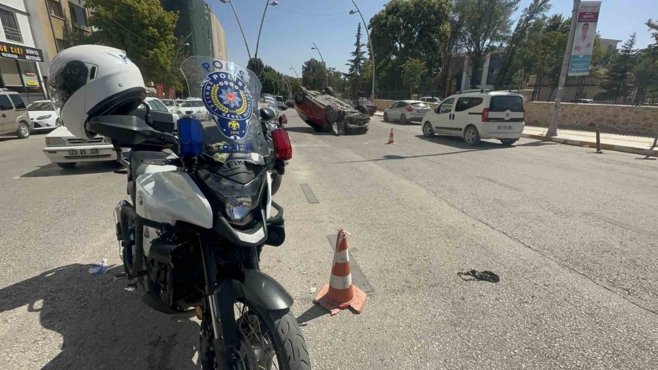 Hafif ticari araçla çarpışan otomobil takla attı: 3 yaralı