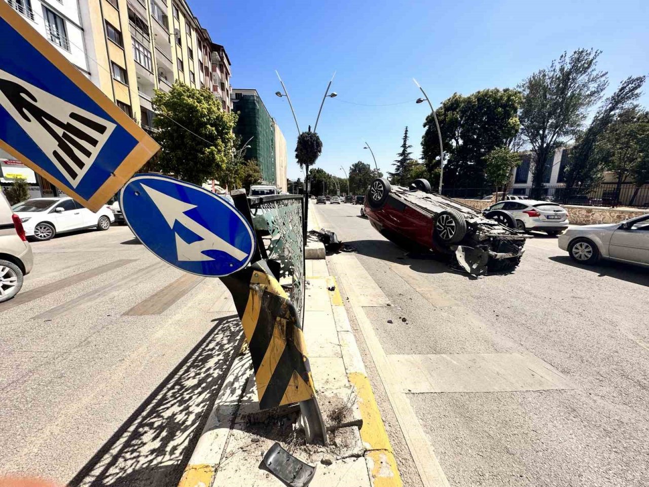 Hafif ticari araçla çarpışan otomobil takla attı: 3 yaralı