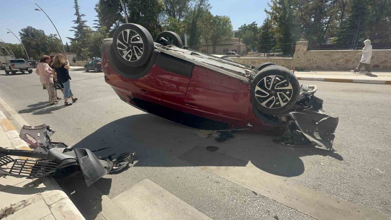 Hafif ticari araçla çarpışan otomobil takla attı: 3 yaralı