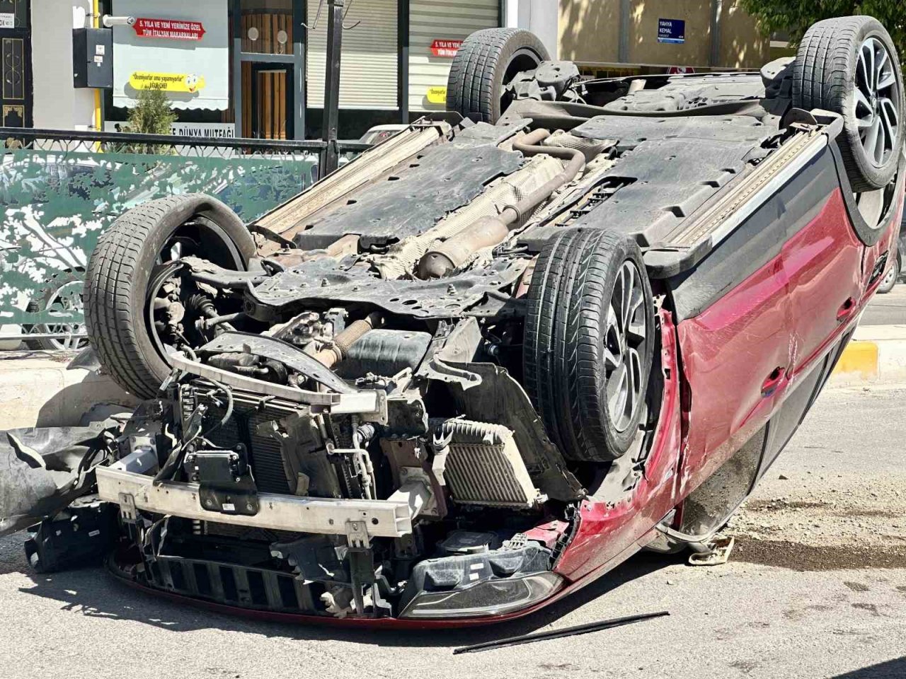 Hafif ticari araçla çarpışan otomobil takla attı: 3 yaralı