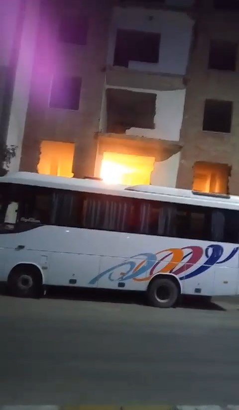Elazığ’da metruk bina yangını