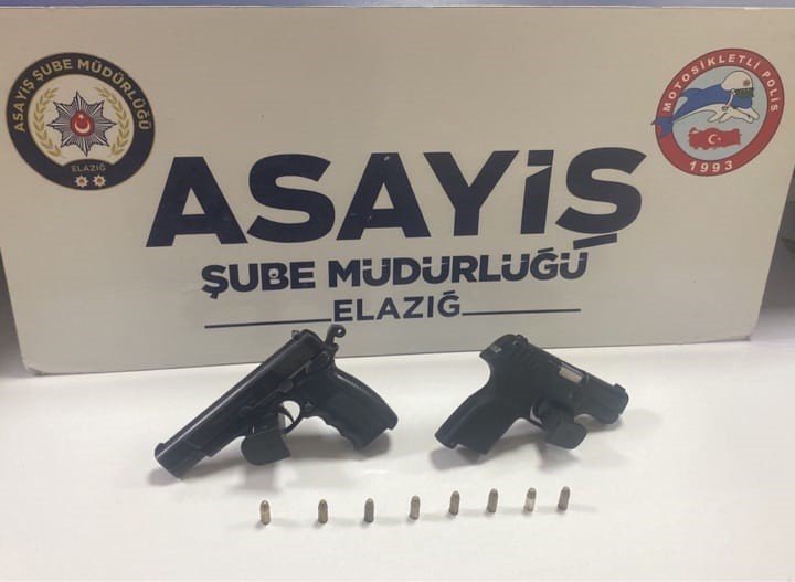 Elazığ’da şüpheli şahısların üzerinden çıkan tüfek ve silahlara el kondu