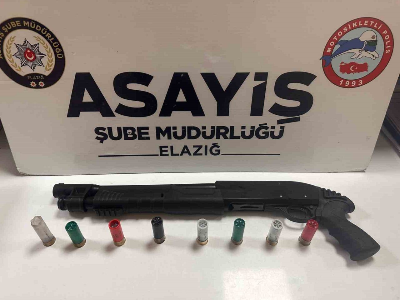 Elazığ’da şüpheli şahısların üzerinden çıkan tüfek ve silahlara el kondu