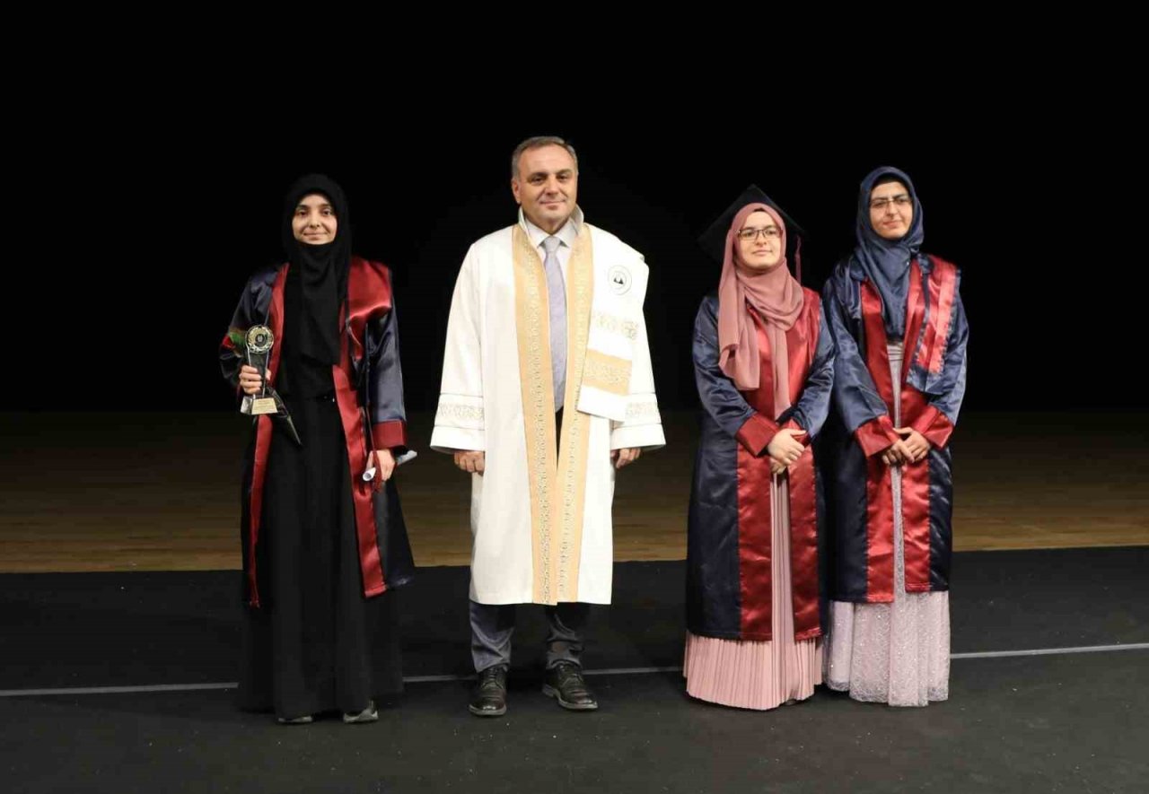 ERÜ İlahiyat Fakültesi 55. dönem mezunlarını verdi