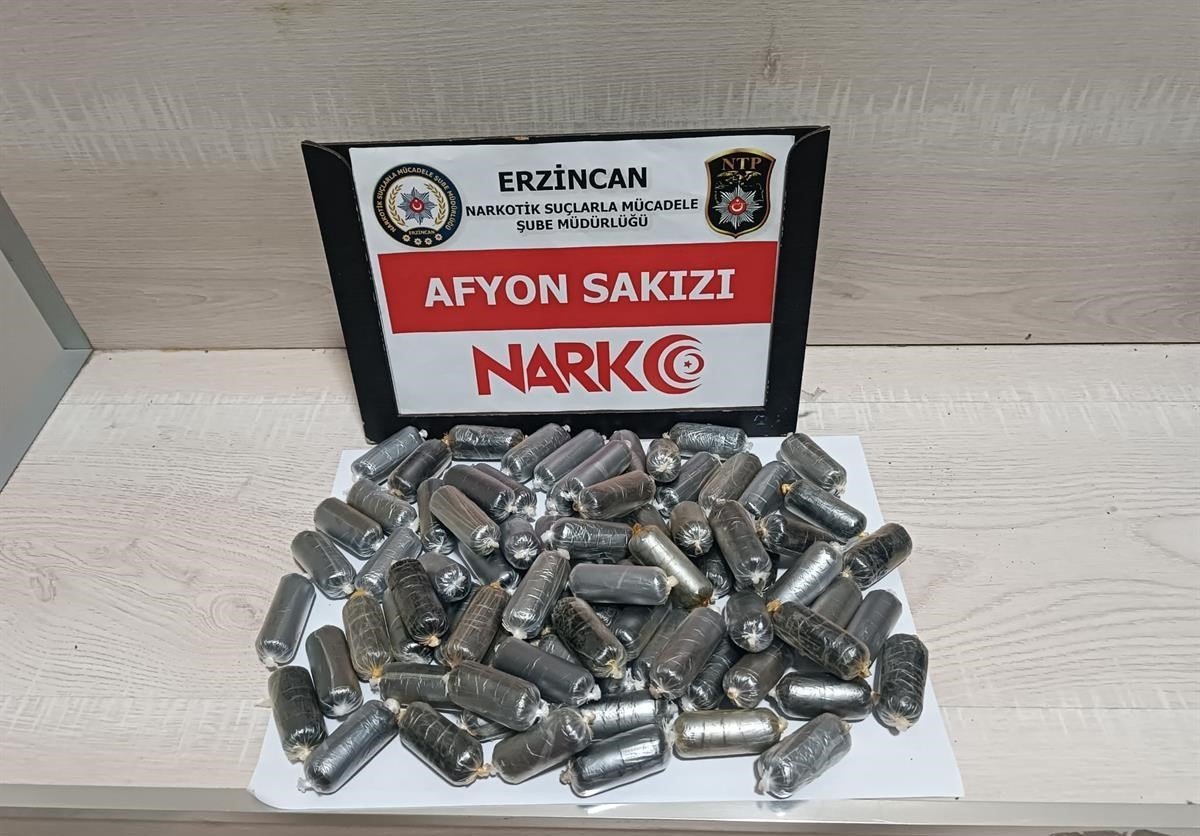 Erzincan’da midelerinde esrar ve Afyon sakızı taşıyan 2 şüpheli tutuklandı