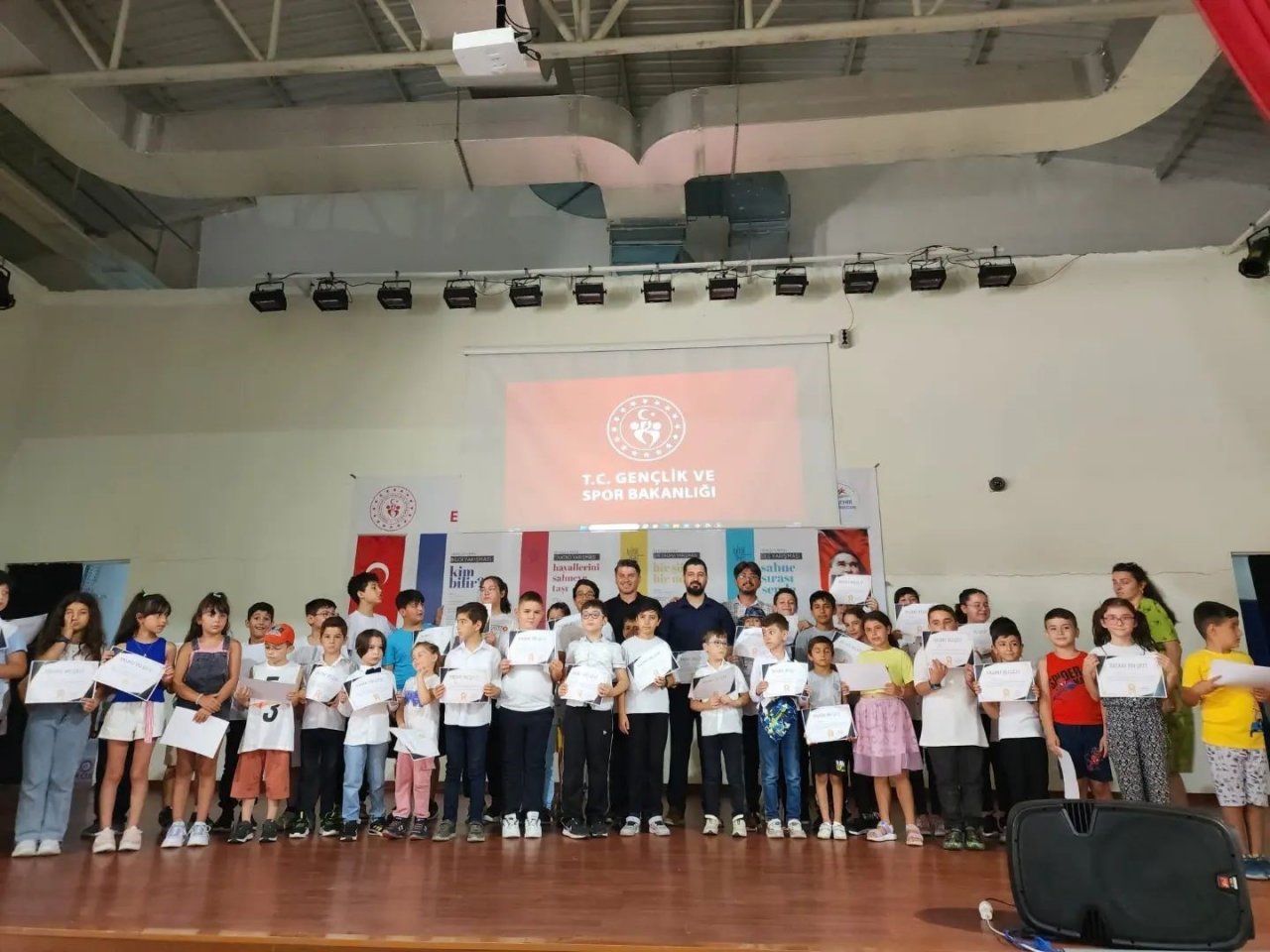 Yaz okulunda eğitim alan çocuklara başarı belgesi verildi