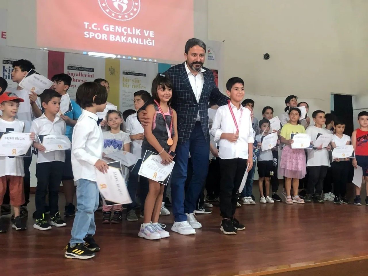 Yaz okulunda eğitim alan çocuklara başarı belgesi verildi