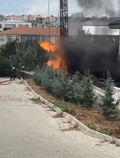 Su ararken gaz borusunu patlattılar: Alan alev alev yandı