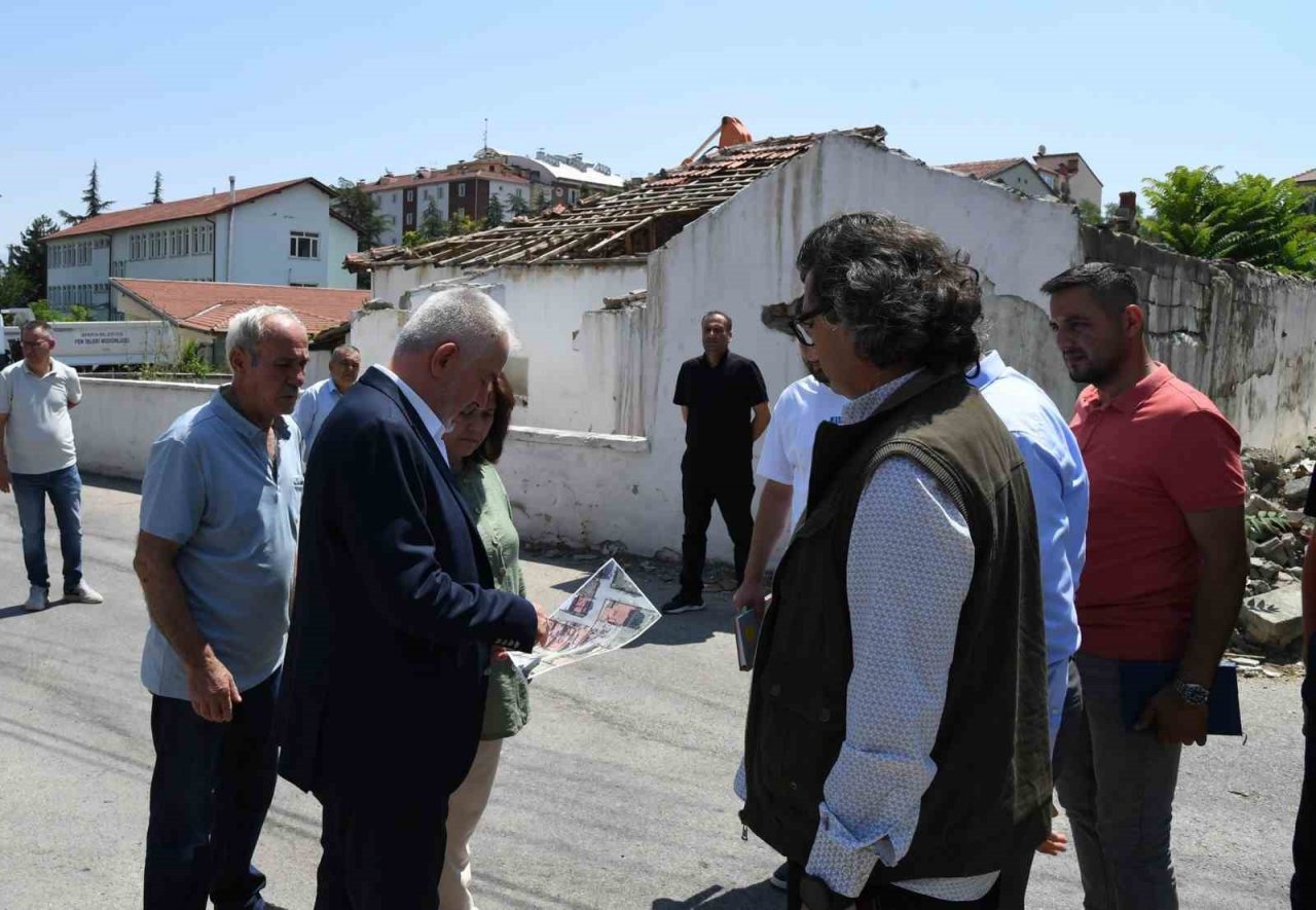 Isparta’da trafiği rahatlatmak için yol üzerindeki evlerin yıkımları devam ediyor
