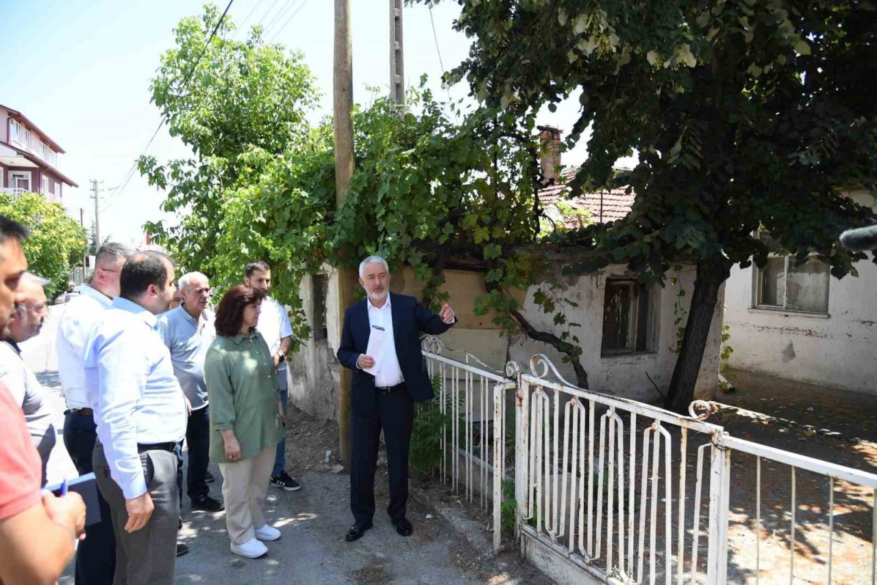 Isparta’da trafiği rahatlatmak için yol üzerindeki evlerin yıkımları devam ediyor