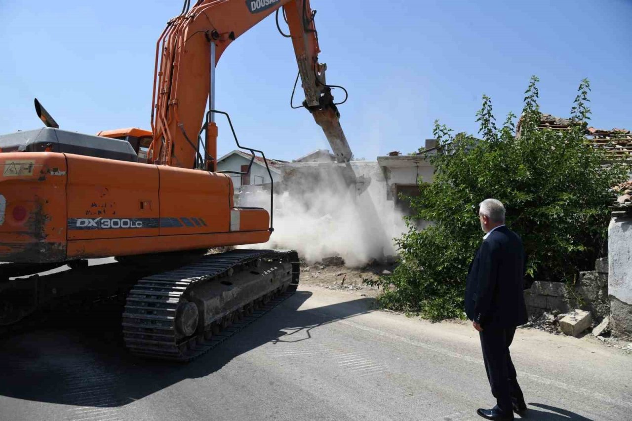 Isparta’da trafiği rahatlatmak için yol üzerindeki evlerin yıkımları devam ediyor