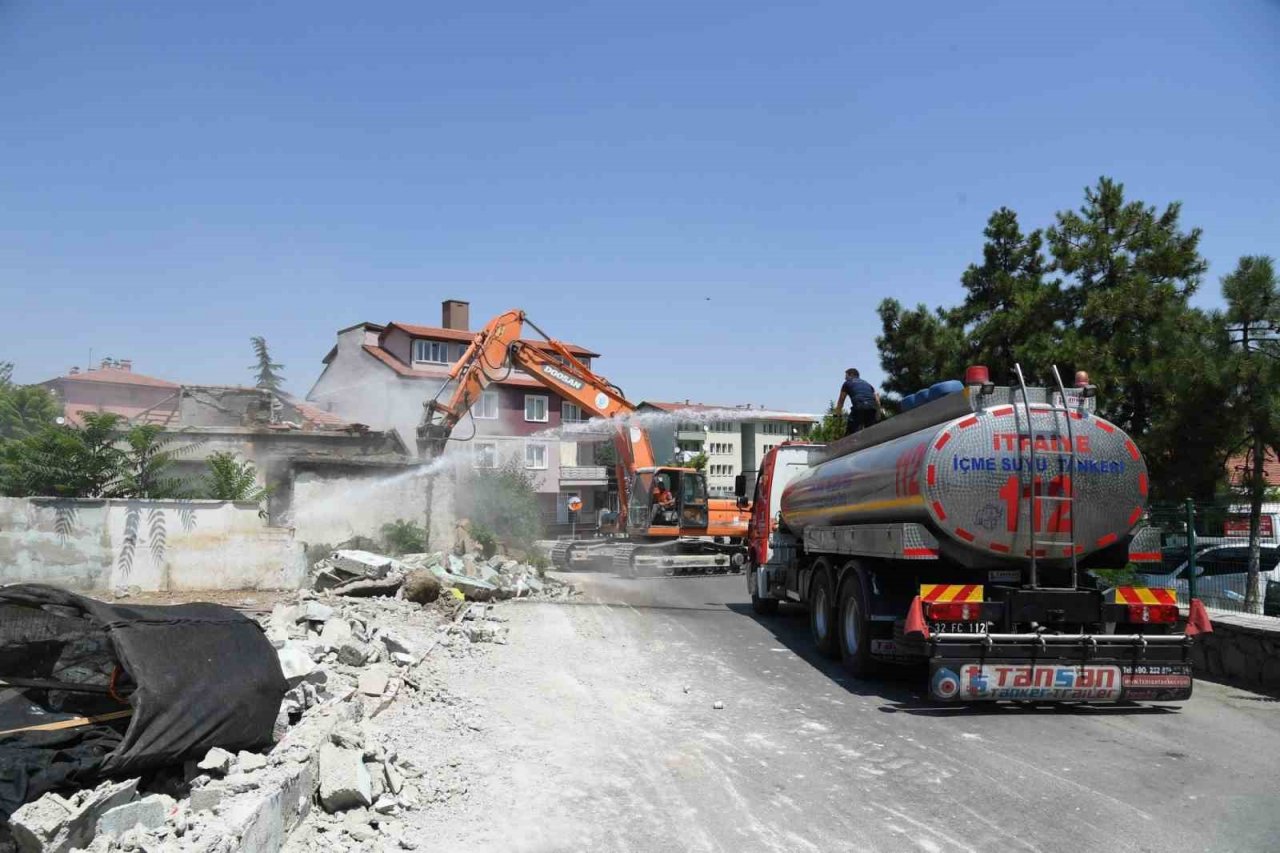Isparta’da trafiği rahatlatmak için yol üzerindeki evlerin yıkımları devam ediyor