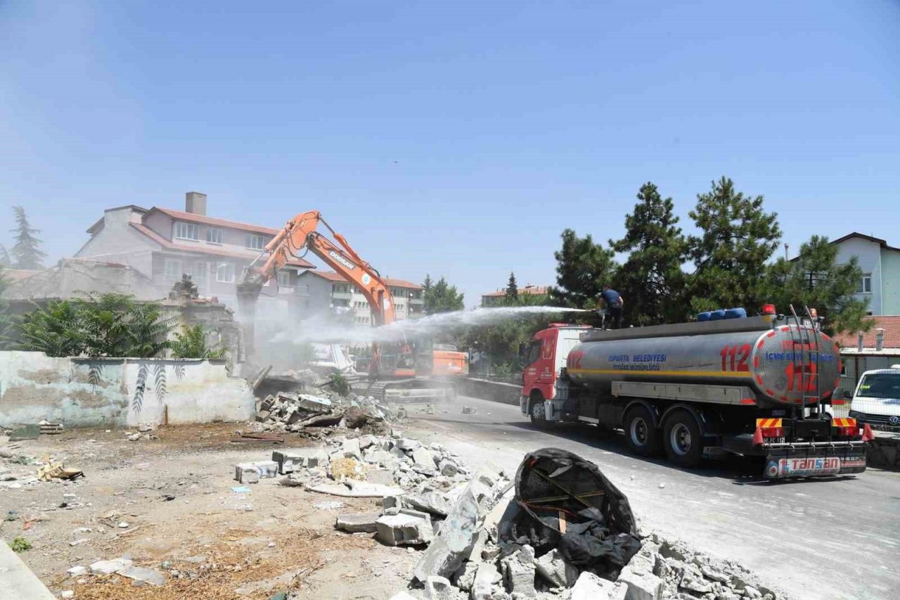 Isparta’da trafiği rahatlatmak için yol üzerindeki evlerin yıkımları devam ediyor