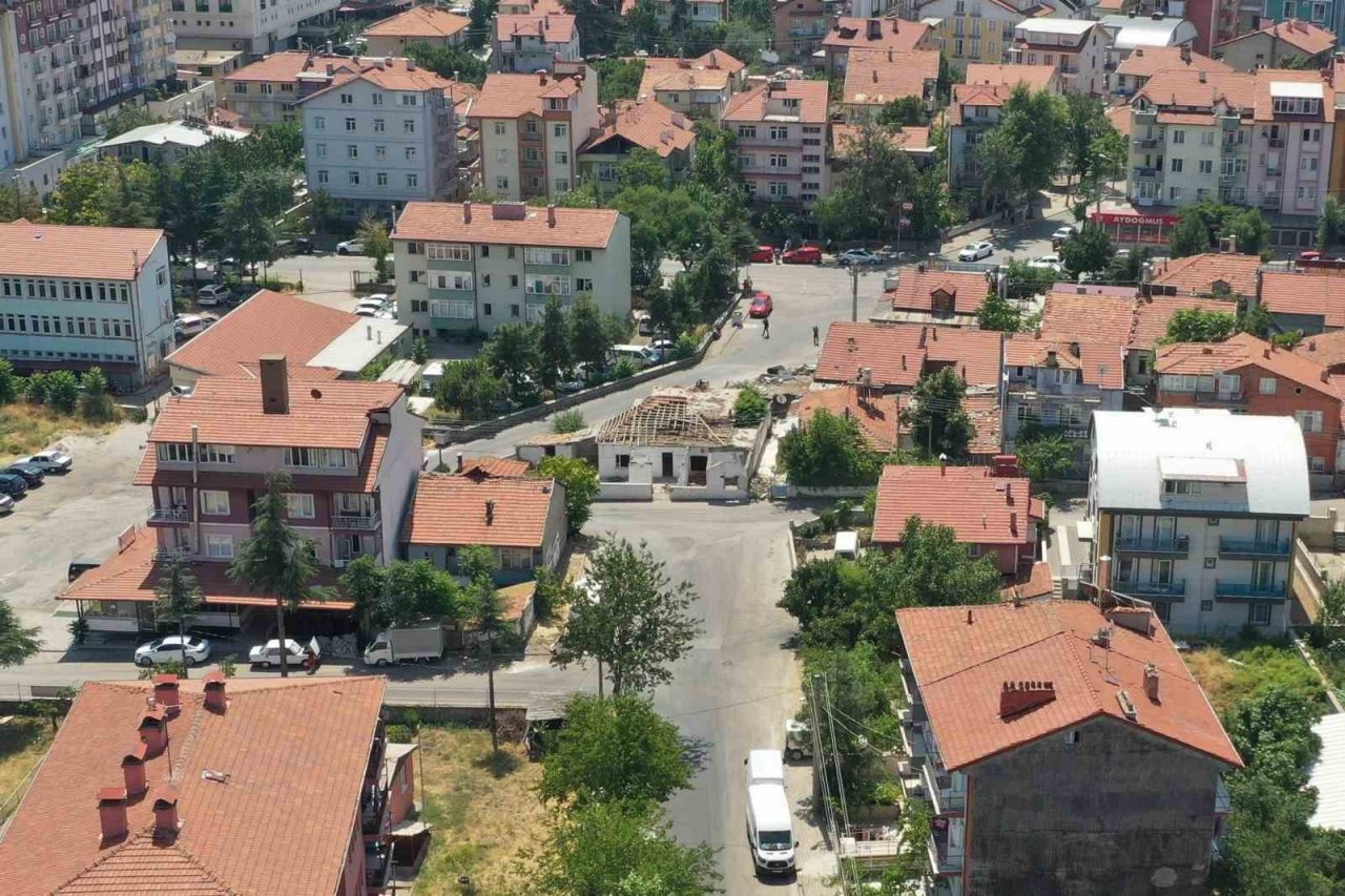 Isparta’da trafiği rahatlatmak için yol üzerindeki evlerin yıkımları devam ediyor