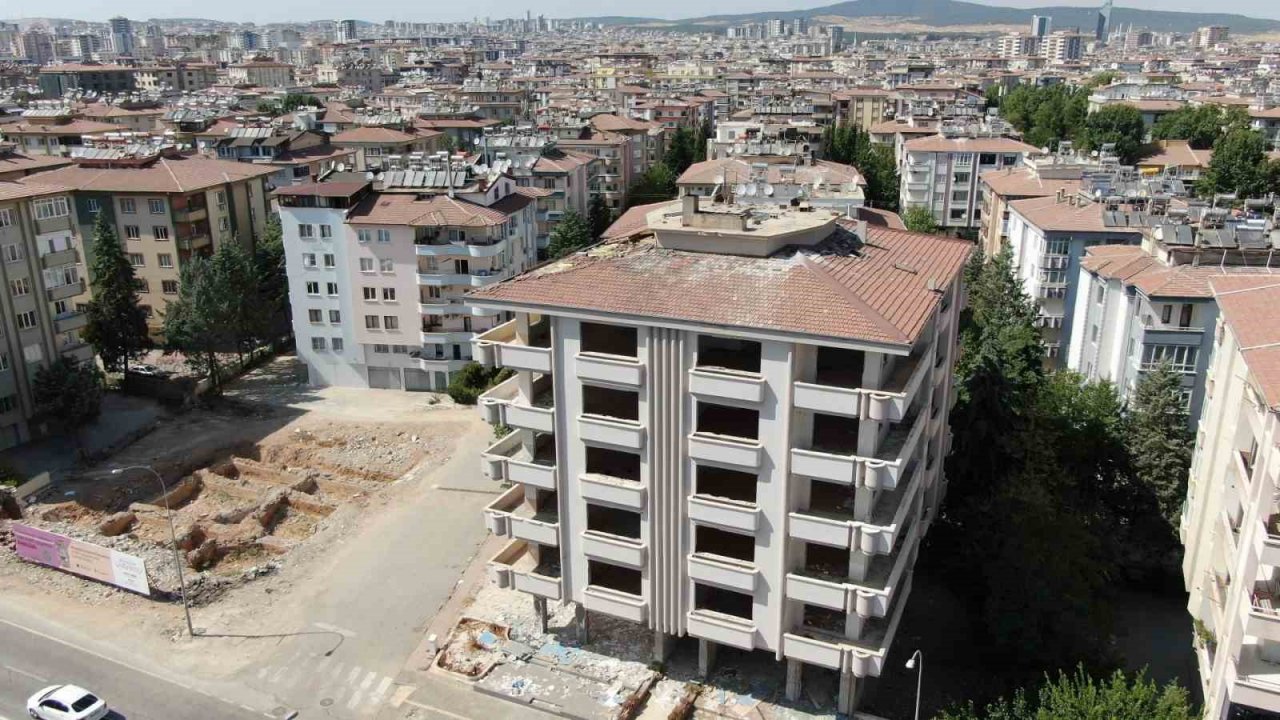 Enkazların yerini boş araziler aldı