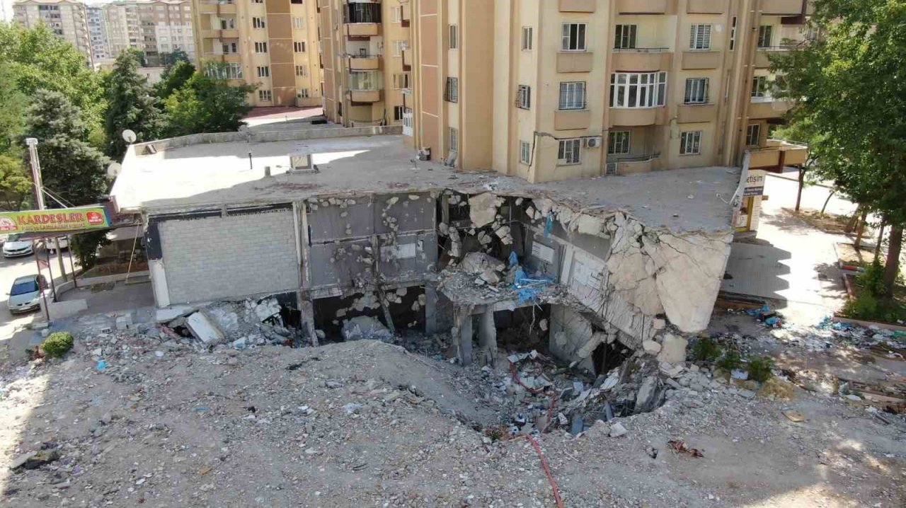 Enkazların yerini boş araziler aldı