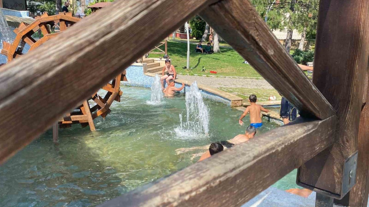 Sıcaktan bunalan çocuklar çareyi süs havuzuna girmekte buldu